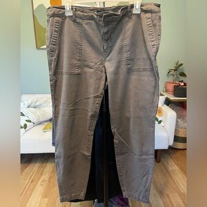 GAP Women's Ankle Cargo Pants in Olive